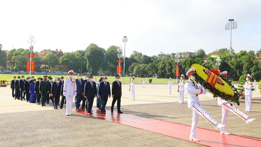 Đoàn đại biểu Lãnh đạo Đảng, Nhà nước, MTTQ Việt Nam vào lăng viếng Chủ tịch Hồ Chí Minh.