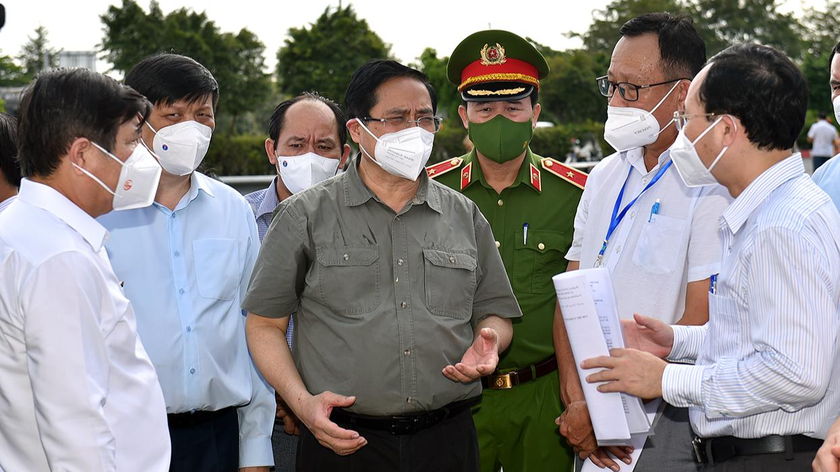 Thủ tướng Phạm Minh Chính kiểm tra, động viên các lực lượng phòng chống COVID-19 trên địa bàn TP HCM ngày 11/7/2021. Ảnh: VGP