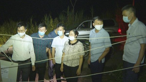 Lập chốt kiểm soát phòng, chống dịch COVID – 19 tại thôn Bản Phố, xã Minh Tân ngay trong đêm.