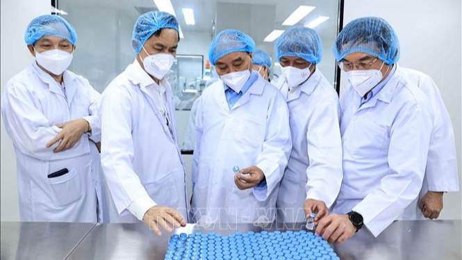 Chủ tịch nước Nguyễn Xuân Phúc thăm và làm việc tại Công ty cổ phần Công nghệ sinh học dược Nanogen. Ảnh: TTXVN