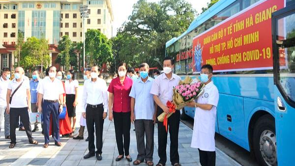 Lãnh đạo tỉnh Hà Giang tiễn đội ngũ cán bộ y tế lên đường thực hiện nhiệm vụ.