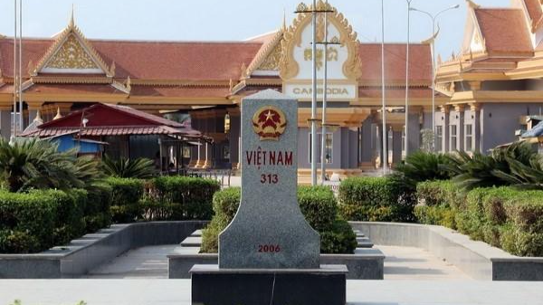 Cột mốc số 313 tại cặp cửa khẩu quốc tế Hà Tiên ở thị xã Hà Tiên, tỉnh Kiên Giang và Preak Chak thuộc huyện Kompong Trach, tỉnh Kampot của Campuchia. Ảnh: Lê Huy Hải/TTXVN
