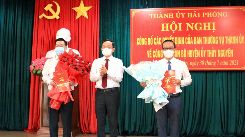 Bí thư Thành uỷ Trần Lưu Quang tặng hoa, trao quyết định cho các ông Phạm Văn Thép, Uông Minh Long.