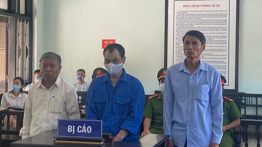 Các bị cáo Cần Phú Quý (ở giữa), Trương Tấn Hoàng và Hoàng Xuân Việt tại phiên tòa xét xử