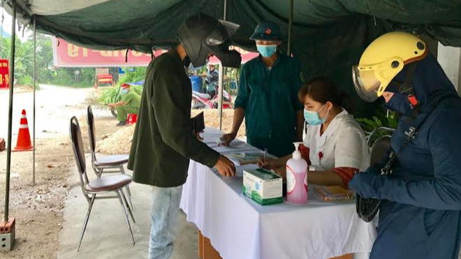 Người dân khai báo y tế tại chốt kiểm soát dịch bệnh khi vào tỉnh Yên Bái.