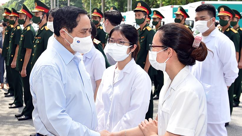 Thủ tướng Phạm Minh Chính động viên đội ngũ y bác sĩ tại lễ phát động chiến dịch tiêm chủng vaccine phòng chống COVID-19 trên toàn quốc, ngày 10/7. Ảnh: VGP