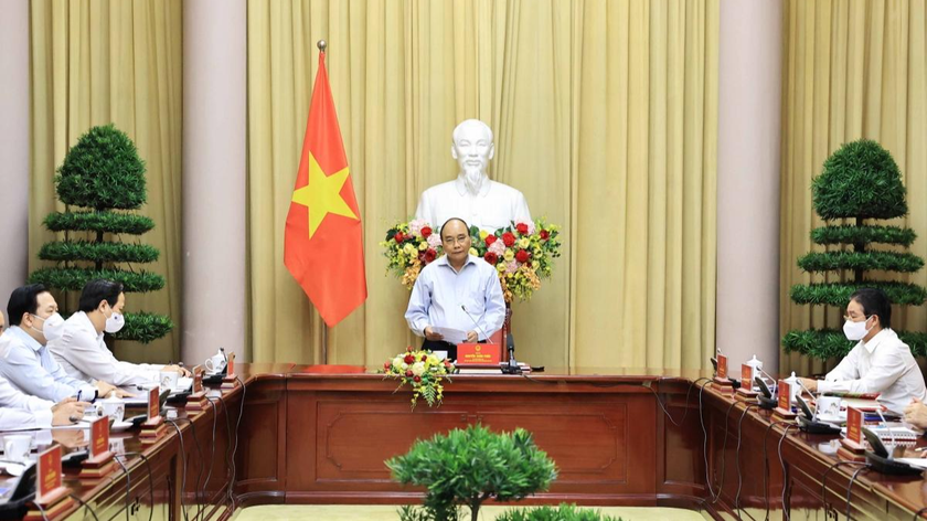 Chủ tịch nước Nguyễn Xuân Phúc gặp mặt các điển hình tiên tiến trong thực hiện mục tiêu kép của ngành dệt may Việt Nam.