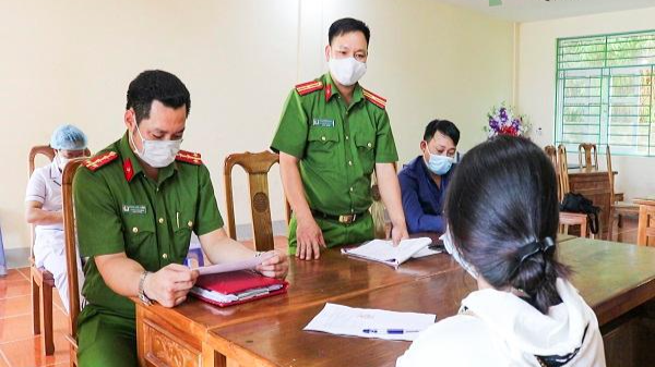 Lực lượng chức năng tiến hành lập biên bản xử phạt công dân Triệu Mùi Sếnh.