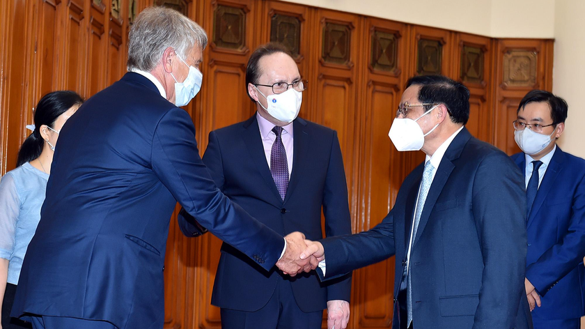 Thủ tướng Phạm Minh Chính tiếp Đại sứ Nga Bezdetko (giữa) và ông Mikhelson, Chủ tịch Hội đồng Quản trị Tập đoàn NOVATEK. Ảnh: VGP/Nhật Bắc