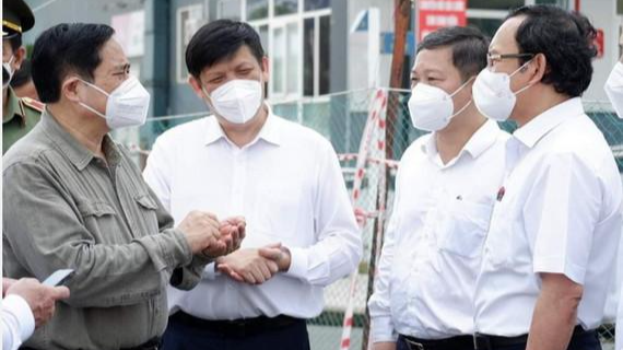 Thủ tướng Phạm Minh Chính trao đổi với lãnh đạo TP Hồ Chí Minh và Bộ Y tế trong quá trình kiểm tra phòng dịch COVID-19 ở TP Hồ Chí Minh. (Ảnh: HCDC)
