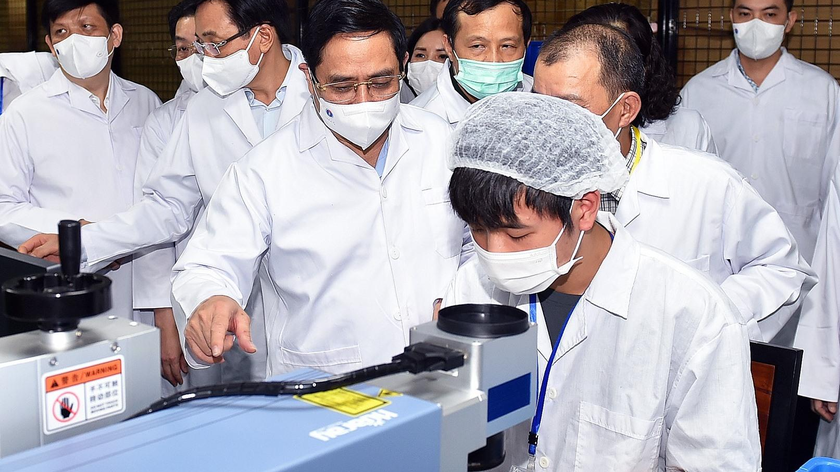 Thủ tướng Phạm Minh Chính thăm một cơ sở sản xuất thiết bị, vật tư y tế phòng chống dịch - Ảnh: VGP