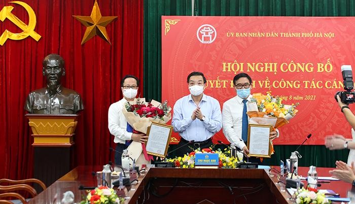Chủ tịch UBND TP Chu Ngọc Anh trao quyết định, chúc mừng hai tân Giám đốc Sở. Ảnh: hanoi.gov.vn