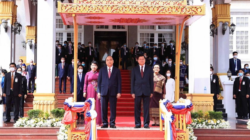 Chủ tịch nước Nguyễn Xuân Phúc và phu nhân chụp ảnh cùng Tổng Bí thư, Chủ tịch nước Lào Thongloun Sisoulith và phu nhân. 