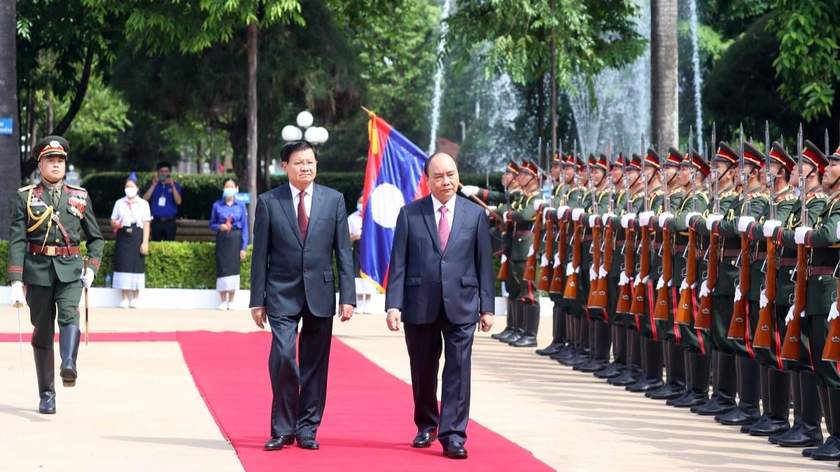 Tổng Bí thư, Chủ tịch nước Lào Thongloun Sisoulith mời Chủ tịch nước Nguyễn Xuân Phúc duyệt Đội Danh dự.