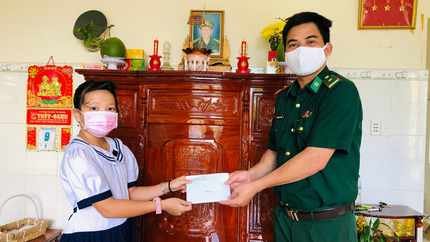 Thiếu tá Nguyễn Văn Năng, Chính trị viên, Bí thư Đảng uỷ Đồn Biên phòng Côn Đảo trao học bổng cho học sinh có hoàn cảnh khó khăn