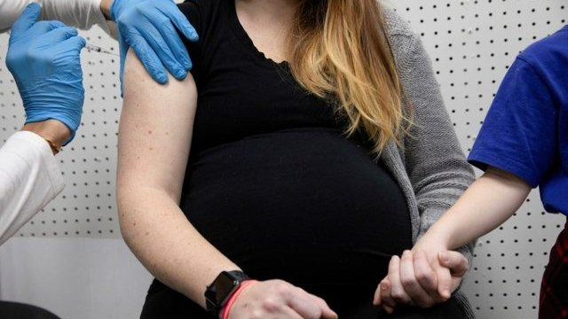 CDC Hoa Kỳ khuyến cáo phụ nữ mang thai nên được tiêm vaccine phòng COVID-19. Ảnh: USNews