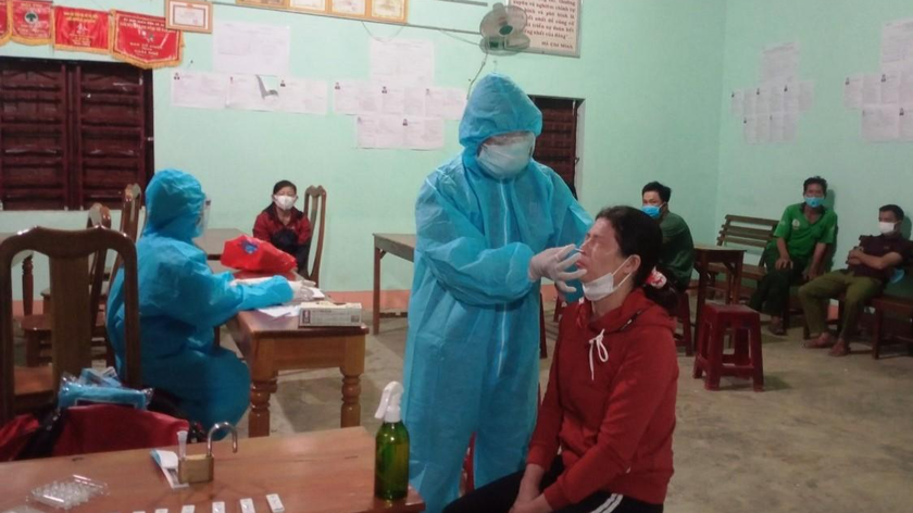 Lực lượng y tế địa phương tổ chức test nhanh kháng nguyên SARS-CoV-2 cho các trường hợp liên quan tại xã Vụ Bổn. Ảnh: báo Đắk Lắk