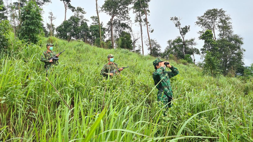 Lực lượng quân sự và biên phòng Kon Tum phối hợp tuần tra, kiểm soát tuyến biên giới với lực lượng chức năng của Lào.