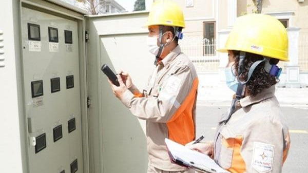 Công nhân Điện lực TP Hạ Long khảo sát lắp đặt đo xa công tơ điện tử tại thành phố Hạ Long.