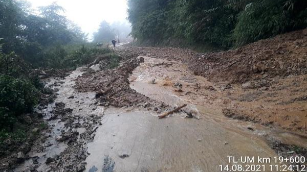 Sạt lở tại Km19+600, Km20+950 tuyến đường Thu Lũm - U Ma Tu Khoòng, địa phận bản U Ma, xã Thu Lũm, huyện Mường Tè khiến giao thông khó khăn.
