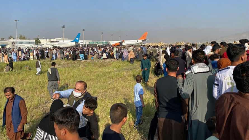 Người dân Afgahnistan và người nước ngoài tập trung tại sân bay Quốc tế Hamid Karzai chờ rời khỏi Kabul Ảnh: AFP