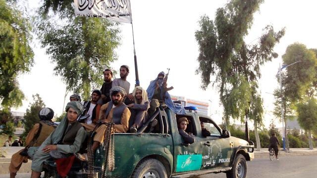 Các chiến binh Taliban tuần tra TP Kandahar, tây nam Afghanistan hôm 15/8/2021. Ảnh: AP