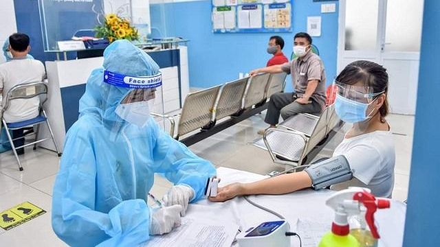 Người dân khám sàng lọc trước khi tiêm vaccine phòng COVID-19 tại quận Tân Bình. Ảnh: HCDC. 