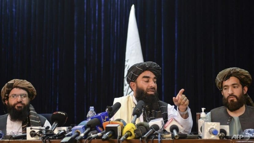Người phát ngôn của Taliban Zabihullah Mujahid phát biểu trong cuộc họp báo đầu tiên ở Kabul vào ngày 17/ 8/2021 sau khi Taliban tiếp quản Afghanistan. Ảnh: AFP