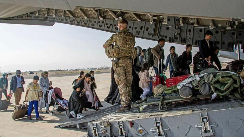 Công dân Anh và công dân hai quốc tịch cư trú tại Afghanistan lên máy bay quân sự để sơ tán khỏi sân bay Kabul hôm 16/8/2021. Ảnh: Reuters 