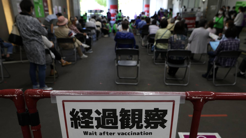 Người dân chờ tiêm vaccine phòng COVID-19 tại điểm tiêm ở sân vận động Noevir (tỉnh Kobe) hôm 17/8/2021. Hiện Nhật Bản đạt công suất tiêm 400.000 - 500.000 liều vaccine/ngày. Ảnh: Bloomberg