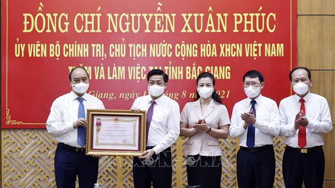 Chủ tịch nước Nguyễn Xuân Phúc trao Huân chương Lao động hạng Ba cho Đảng bộ, chính quyền và nhân dân tỉnh Bắc Giang. Ảnh: TTXVN