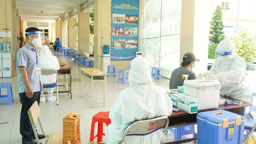 Điểm tiêm vaccine phòng COVID-19 tại trường THCS Lương Định Của (phường Thạnh Mỹ Lợi, TP Thủ Đức). Ảnh: moh.gov.vn
