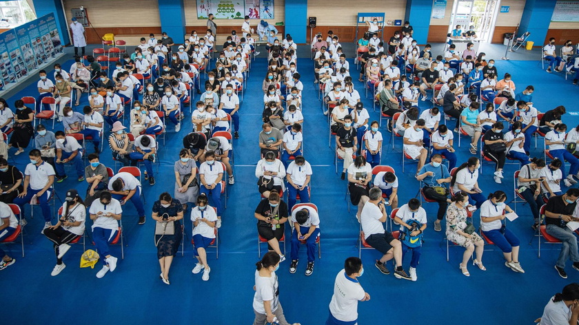 Học sinh và phụ huynh chờ tiêm chủng tại trung tâm tiêm chủng của trường trung học Pingguoyuan (Shijingshan, Bắc Kinh) trong chiến dịch tiêm chủng COVID-19 cho những người từ 12-17 tuổi. Ảnh: Global Times