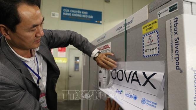 Một lô vaccine phòng COVID-19 của AstraZeneca do COVAX Facility cung cấp về đến sân bay Nội Bài (Hà Nội). Ảnh: Minh Quyết/TTXVN