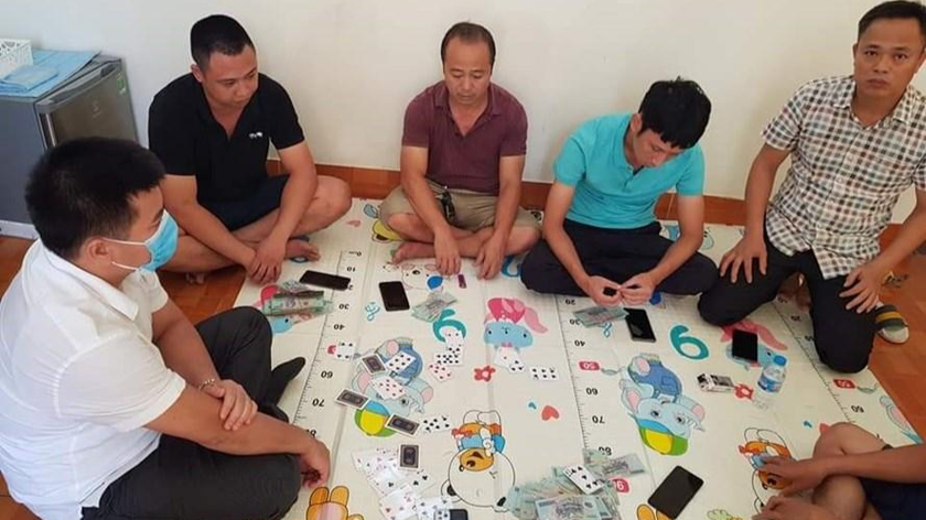 6 người thuê nhà nghỉ để đánh bạc bị bắt quả tang.