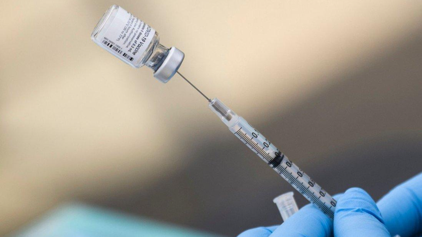 Các nhà nghiên cứu đã theo dõi hơn 46.000 người cho cuộc nghiên cứu về hiệu quả của vaccine phòng COVID-19 sau liều thứ hai. Ảnh: AFP