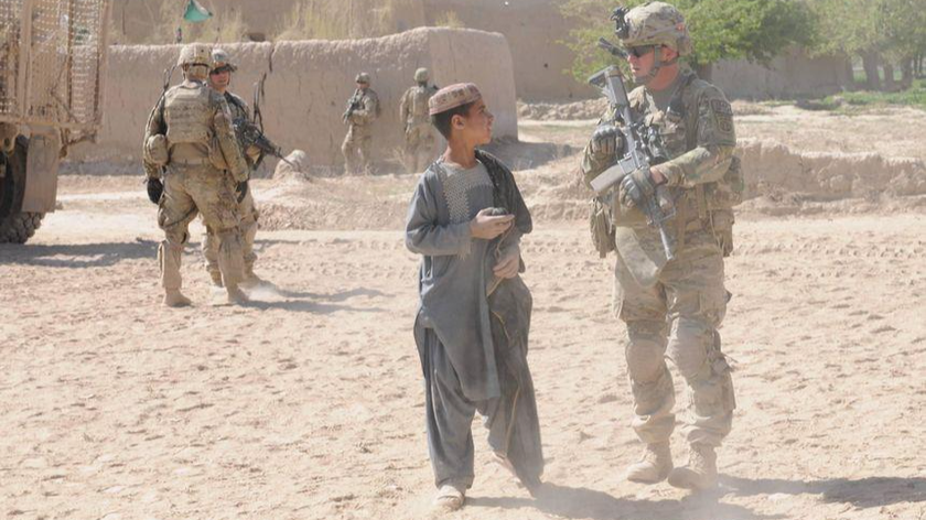 Một lính Mỹ nói chuyện với trẻ em Afghanistan. Ảnh: WSJ
