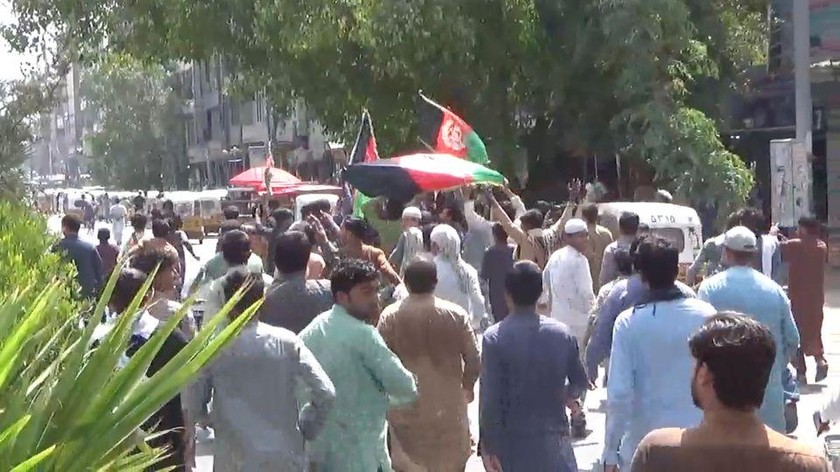 Người dân giương cờ Afghanistan trong một cuộc biểu tình chống Taliban ở thành phố Jalalabad ngày 18/8/2021. (Ảnh cắt từ clip phát qua Reuters)
