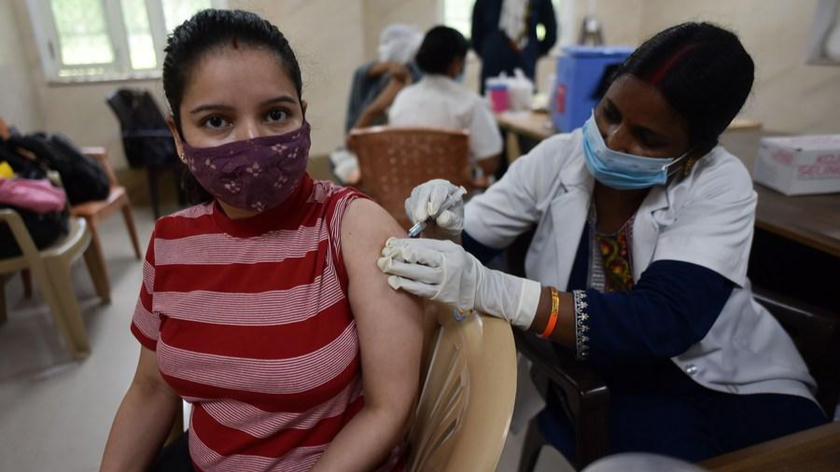 Một phụ nữ được tiêm vaccine phòng COVID-19 ở quận Prayagraj của bang Uttar Pradesh, miền bắc Ấn Độ ngày 6/8/2021. Ảnh: THX