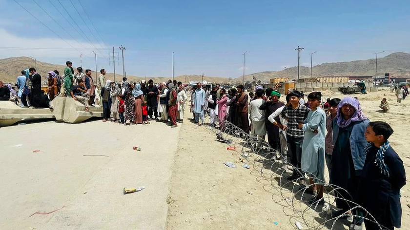 Người dân ở Afghanistan chờ các chuyến bay để rời khỏi đất nước tại sân bay quốc tế ở Thủ đô Kabul. Ảnh: AP