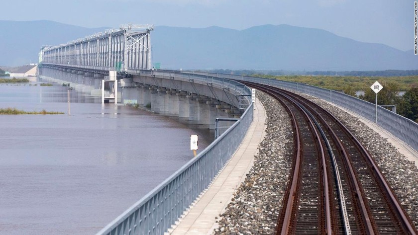Cầu đường sắt qua sông đầu tiên giữa Trung Quốc và Nga đã hoàn thành, giúp lưu thông 21 triệu tấn hàng hóa mỗi năm. Ảnh: widelyvision