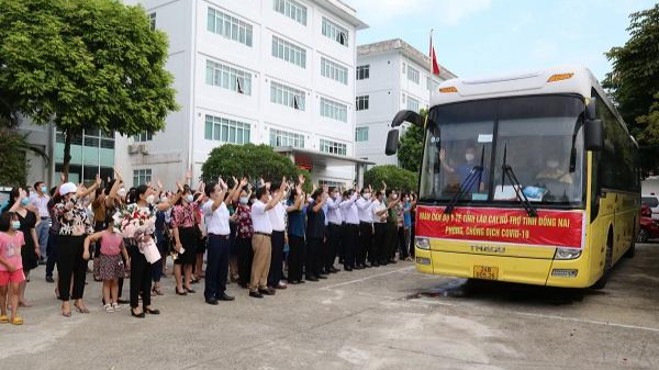 40 cán bộ y tế Lào Cai lên đường hỗ trợ Đồng Nai chống dịch.