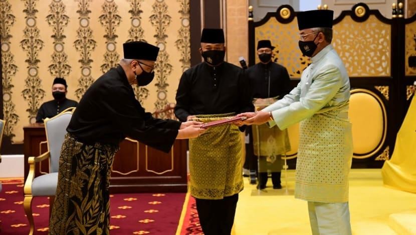 Tân Thủ tướng Malaysia Ismail Sabri Yaakob (trái) nhận quyết định bổ nhiệm từ Quốc vương Sultan Abdullah Sultan Ahmad Shah trước khi tuyên thệ trở thành nhà lãnh đạo mới của đất nước tại Cung điện Quốc gia ở Kuala Lumpur. Ảnh: Bộ Thông tin Malaysia/AFP