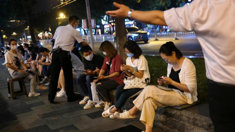 Mọi người chờ đợi trước một nhà hàng ở Bắc Kinh vào ngày 13/8/2021 sau khi dịch COVID-19 tái bùng phát ở Trung Quốc. Ảnh: Reuters