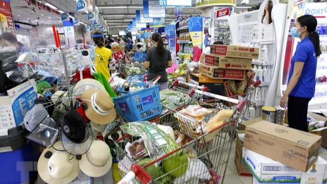 Người dân đô xô mua sắm tại siêu thị Nhiêu Lộc - Thị Nghè. Ảnh: TTXVN