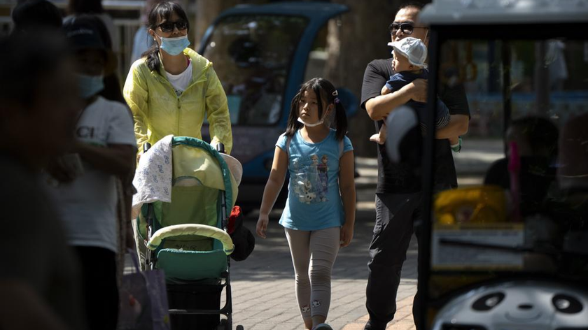 Trung Quốc cho phép sinh con thứ ba để giải quyết những vấn đề xã hội do tỷ lệ sinh giảm. Ảnh: AP