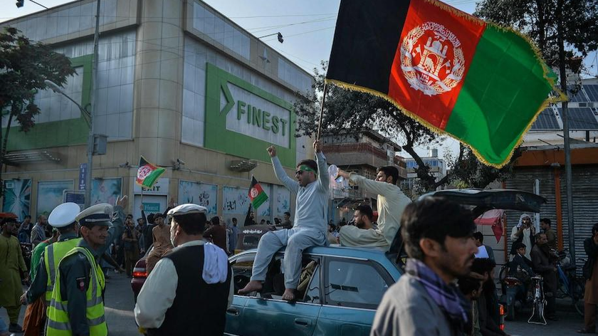 Người dân mang theo quốc kỳ Afghanistan trong Ngày Độc lập ở Kabul ngày 19/8 trong bối cảnh quân đội Taliban tiếp quản Afghanistan. Ảnh: AFP