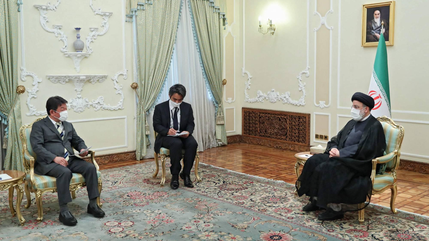 Bộ trưởng Ngoại giao Nhật Bản Toshimitsu Motegi (trái) tiếp kiến Tổng thống Iran Ebrahim Raisi tại Tehran hôm 22/8. Ảnh: AFP