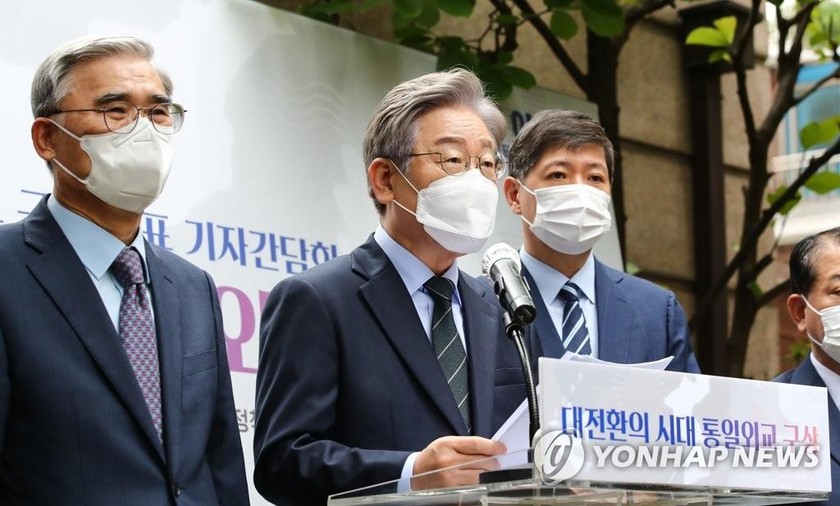 Thống đốc tỉnh Gyeonggi Lee Jae-myung tổ chức họp báo về chính sách hòa bình trên Bán đảo Triều Tiên tại tư dinh của cố Tổng thống Kim Dae-jung ở Seoul vào ngày 22/8/2021. Ảnh: Yonhap