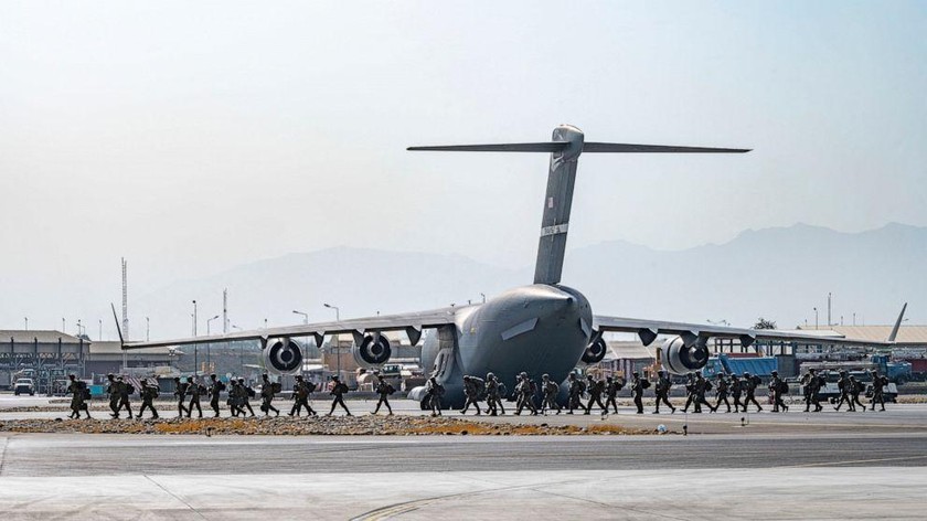 Các binh sĩ thuộc Sư đoàn Dù số 82 của Hoa Kỳ đến để đảm bảo an ninh hỗ trợ việc di tản tại Sân bay Quốc tế Hamid Karzai ở Kabul ngày 20/8/2021. Ảnh: AP (do Không quân Hoa Kỳ cung cấp)